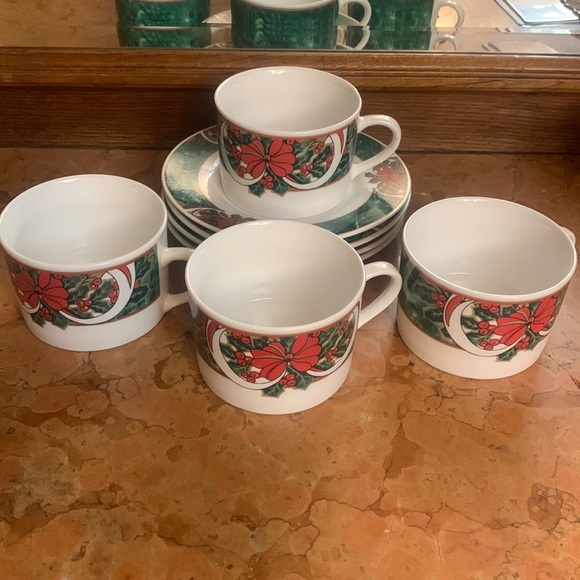 Vintage Gibson Everyday Christmas Cup & Saucer set of 4 Marble Holly - Picture 1 of 6